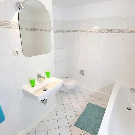 2-zimmer-traumwohnung: Schick * Hell * Ruhig * Grosse Raeume * Zentrumsnah * لبسيا