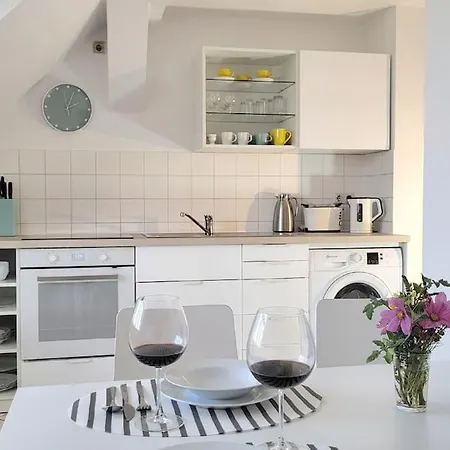 Apartment 2-zimmer-traumwohnung: Schick * Hell * Ruhig * Grosse Raeume * Zentrumsnah *